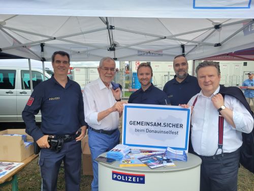 Bundespräsident Alexander Van der Bellen und Bürgermeister Michael Ludwig beim Stand am Donauinselfest, Foto: LPD Wien