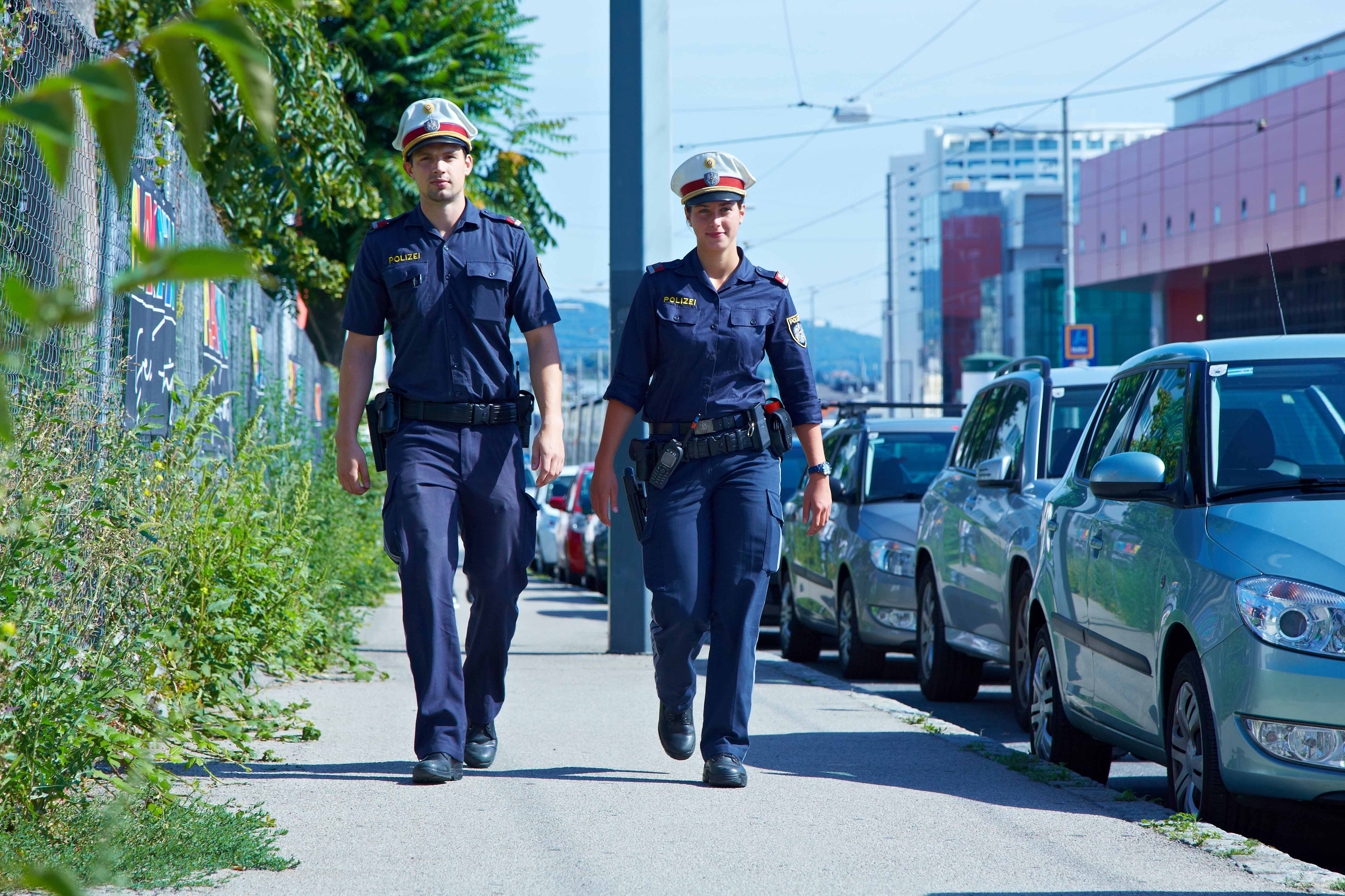 Zwei Polizisten unterwegs