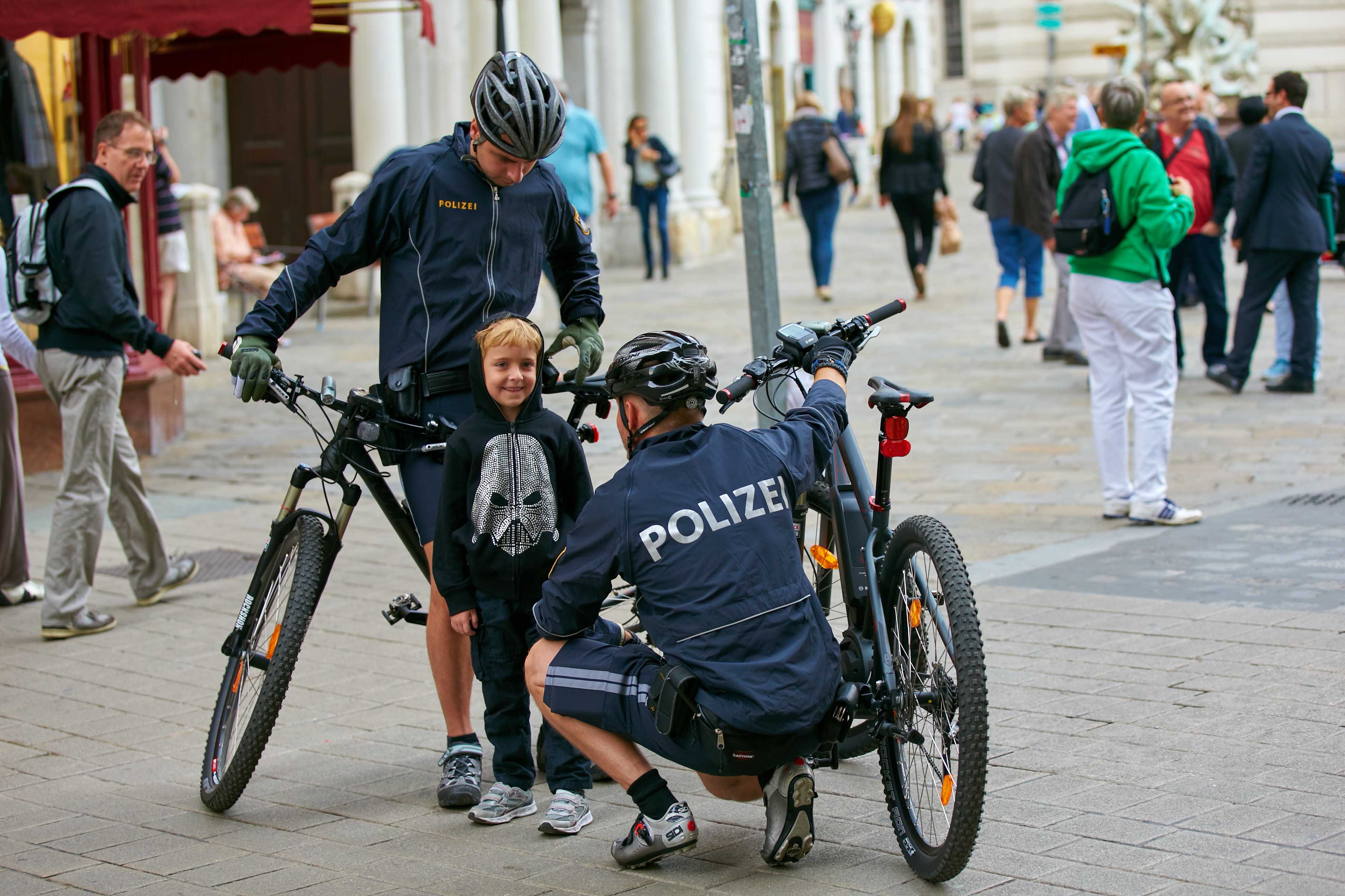 Polizeifahrradstreife mit Jungen