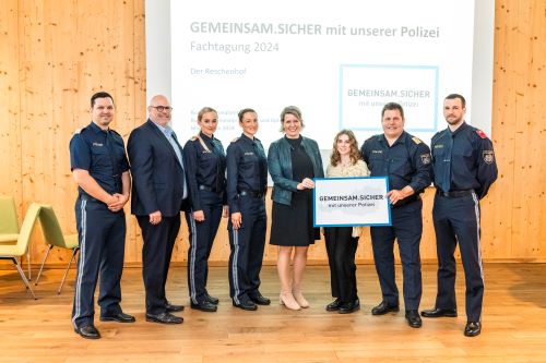 Gruppenfoto zwischen Bürgerinnen und Bürgern, Gemeinden und Polizei.