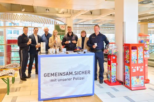 In der „Coffee with Cops“-Aktionswoche gab es die Möglichkeit, mit Polizistinnen und Polizisten in entspannter Atmosphäre bei einem Kaffee ins Gespräch zu kommen.