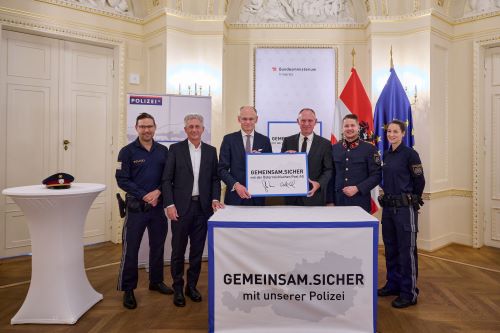 Gruppenfoto - Sicherheitspartner Post mit Polizisten